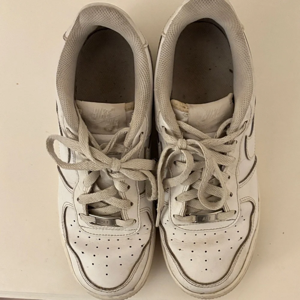 Nike Air Force 1 Low Top Sneaker White Shoes 6Y 38.5 W 7.5 - Picture 6 of 8